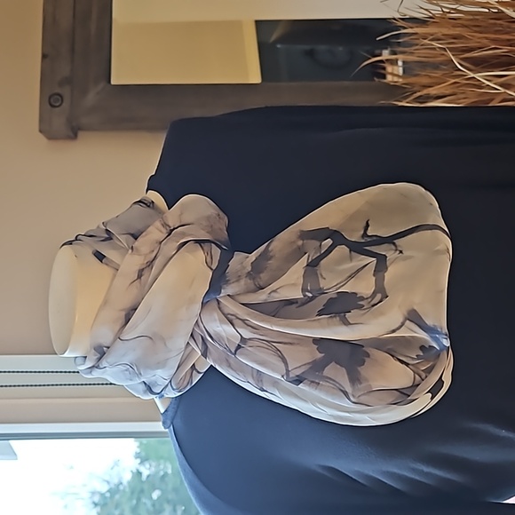 EUC Luxurious Silk & Viscose Scarf - Picture 5 of 5